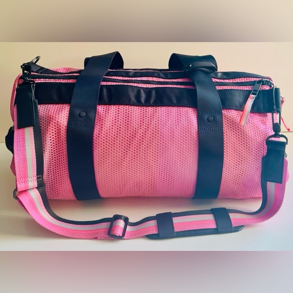 ⭐️ Host Pick ⭐️ Rare Lululemon Run On Duffle Bag Opulent Stripe Pink - Picture 2 of 6